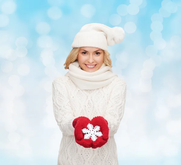 Mulher sorridente em roupas de inverno com floco de neve — Fotografia de Stock
