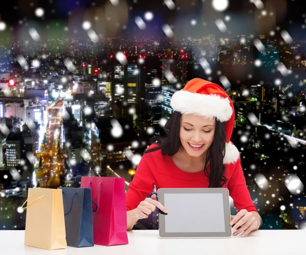 Mujer sonriente con bolsas de compras y tableta pc — Foto de Stock