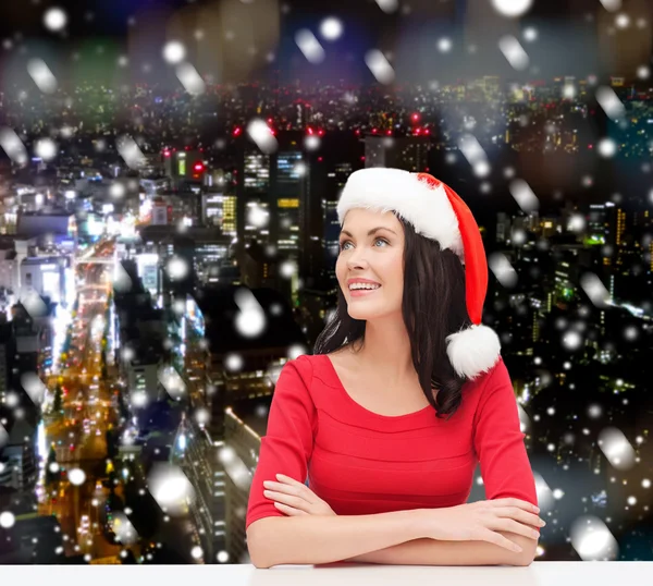 Lächelnde Frau mit Weihnachtsmann-Helferhut — Stockfoto