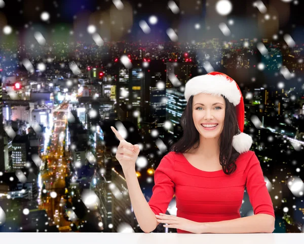Santa yardımcı şapkalı gülümseyen kadın — Stok fotoğraf