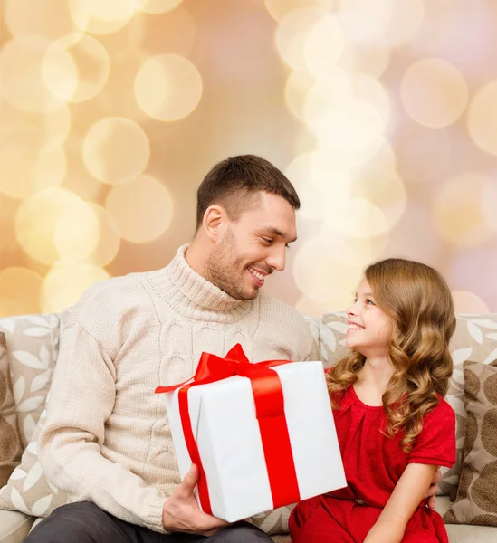 Souriant père et fille avec boîte cadeau — Photo