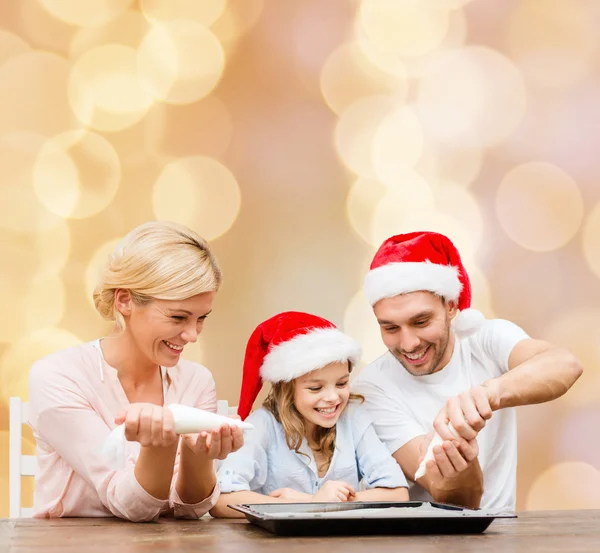 Lycklig familj i santa helper hattar matlagning — Stockfoto