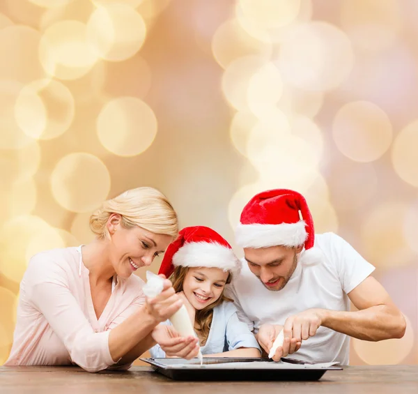 Mutlu bir aile içinde yemek santa yardımcı şapkalar — Stok fotoğraf