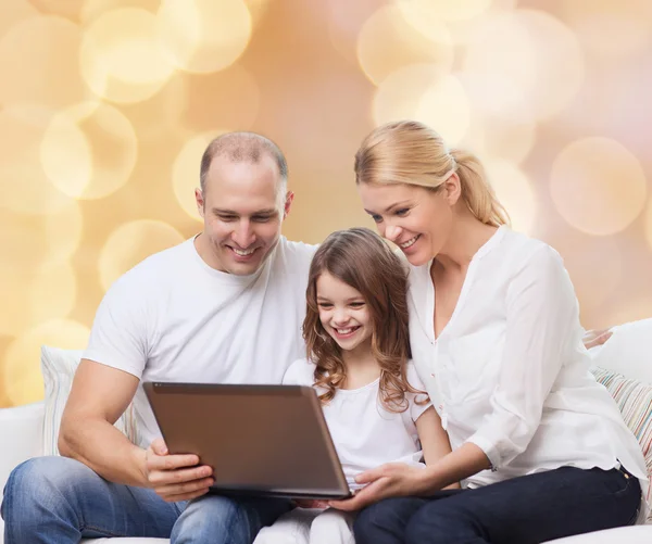 Χαμογελώντας οικογένεια με laptop — Φωτογραφία Αρχείου