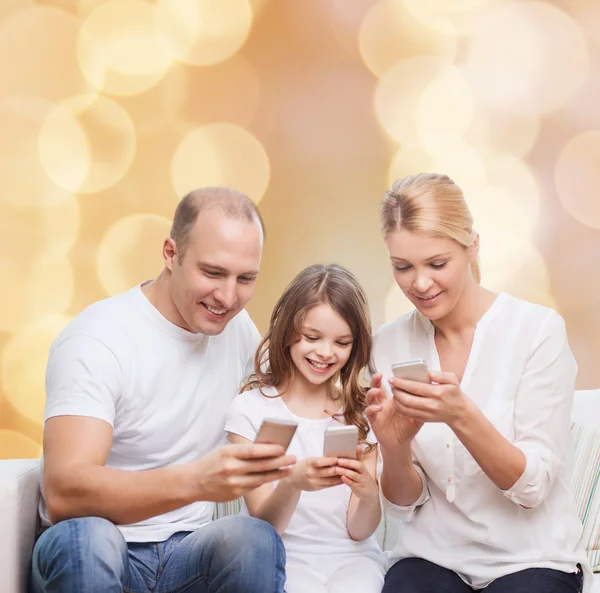 Familia feliz con smartphones —  Fotos de Stock