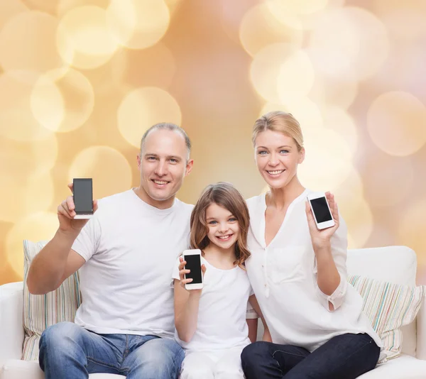 Glückliche Familie mit Smartphones — Stockfoto