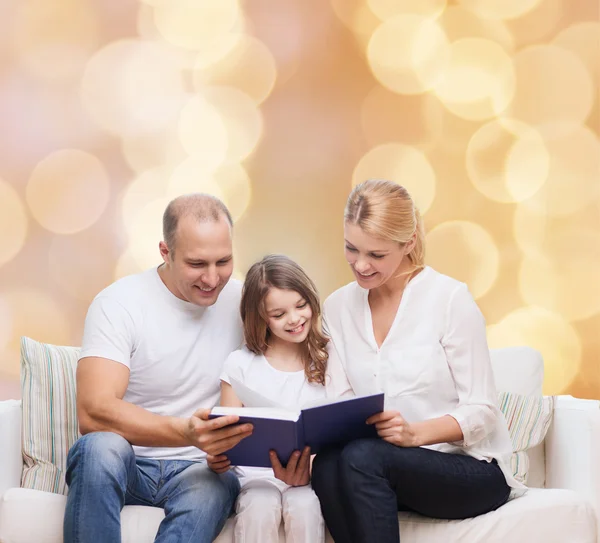 Famiglia felice con libro a casa — Foto Stock