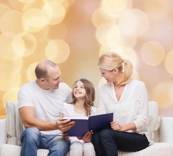 Lycklig familj med boken hemma — Stockfoto