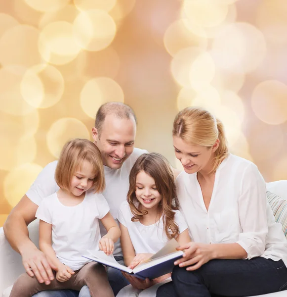 Gelukkige familie met boek thuis — Stockfoto