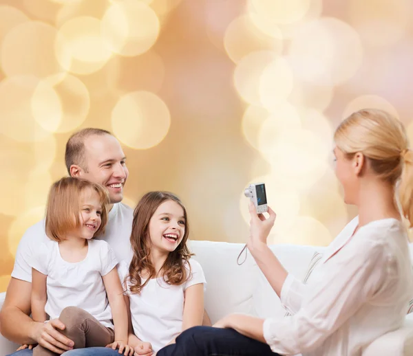Szczęśliwą rodziną, kamery w domu — Zdjęcie stockowe