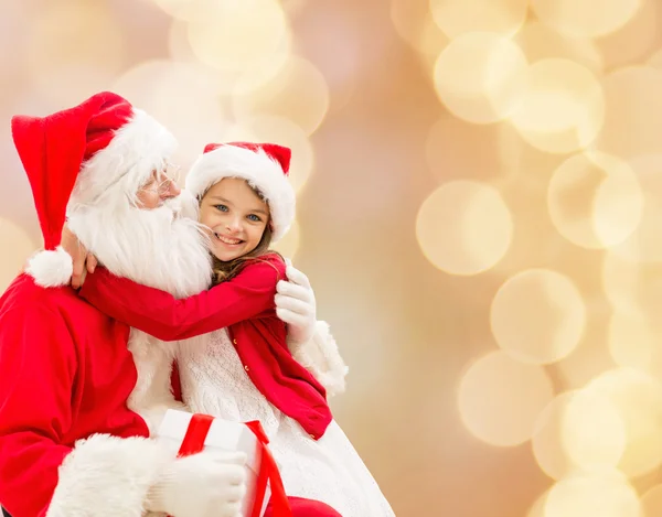 Niña sonriente con santa claus — Foto de Stock