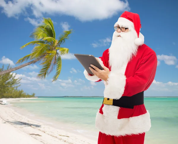 Mann im Weihnachtsmannkostüm mit Tablet-PC — Stockfoto