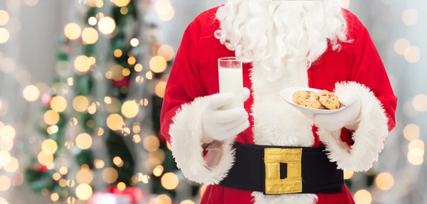 Jultomten med glas mjölk och kakor — Stockfoto