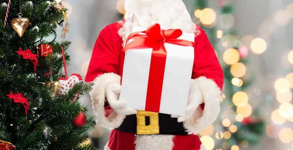 Homme en costume de Père Noël claus avec boîte cadeau — Photo