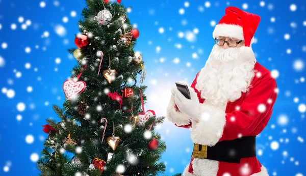 Babbo Natale con smartphone e albero di Natale — Foto Stock