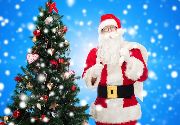 Santa claus avec sac et arbre de Noël — Photo