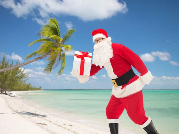 Homme en costume de Père Noël claus avec boîte cadeau — Photo