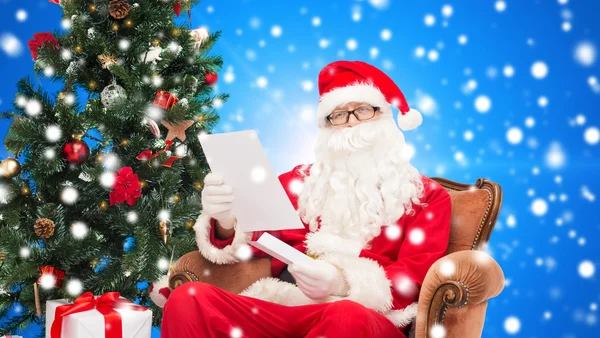 Mann im Kostüm von Weihnachtsmann mit Buchstaben — Stockfoto