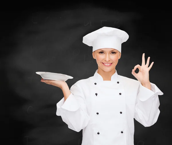 Femme chef avec plaque vide montrant ok signe — Photo