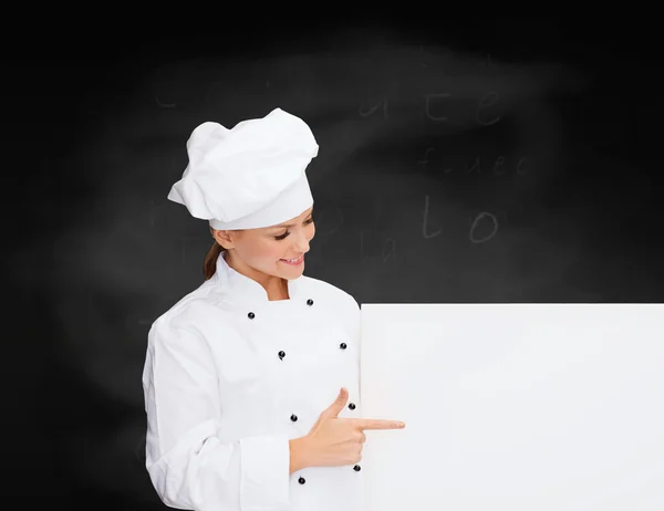 Uśmiechnięta kobieta kucharz z biały deska — Zdjęcie stockowe