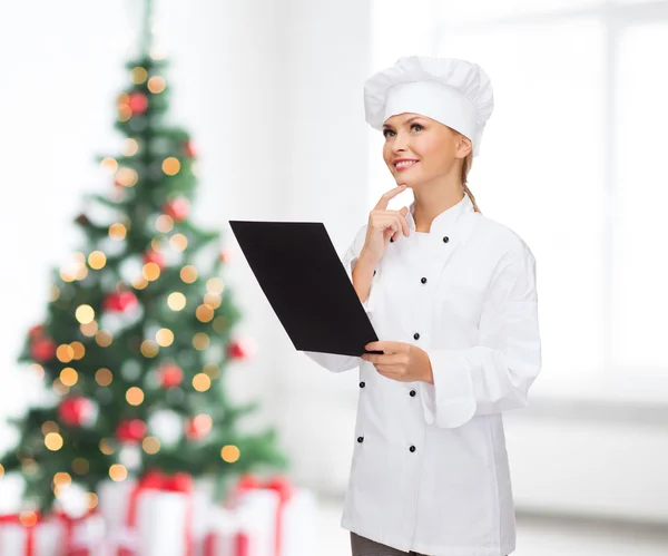 Chef feminino sorridente com papel em branco preto — Fotografia de Stock