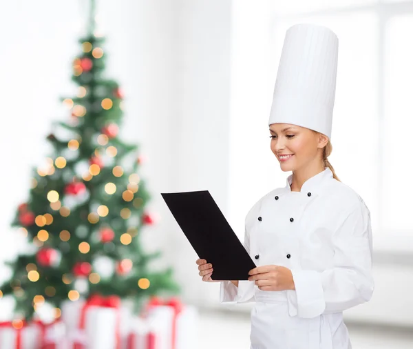 Chef femme souriante avec papier blanc noir — Photo