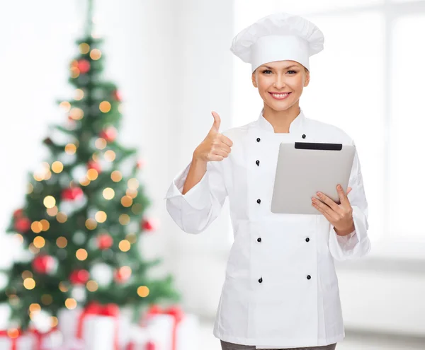 Усміхнений шеф-кухар з планшетним ПК показує великі пальці вгору — стокове фото
