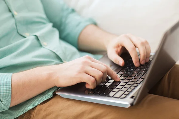 Primo piano dell'uomo che lavora con il computer portatile a casa — Foto Stock