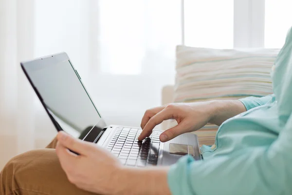 Bir laptop ile evde çalışan adam yakın çekim — Stok fotoğraf