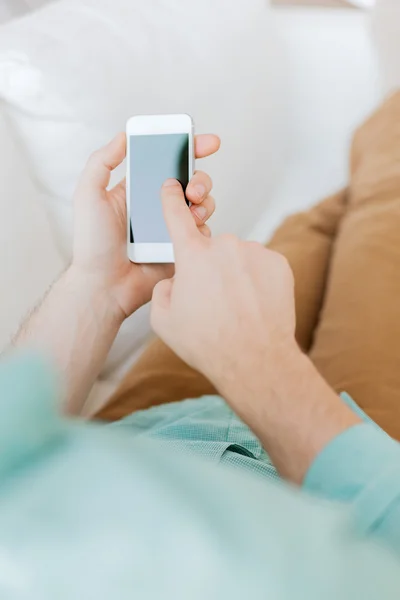 Close up de homem sentado com smartphone em casa — Fotografia de Stock