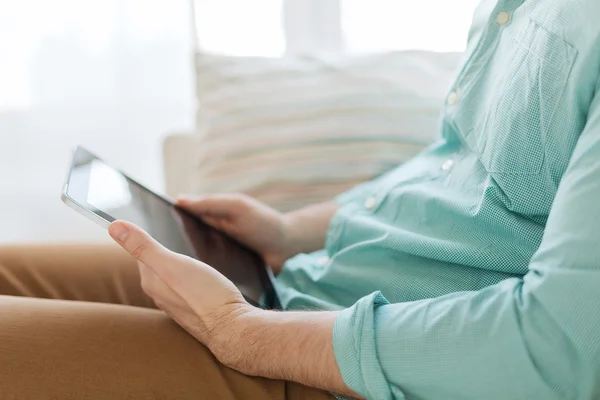 Primer plano del hombre con la computadora de la tableta PC en casa — Foto de Stock