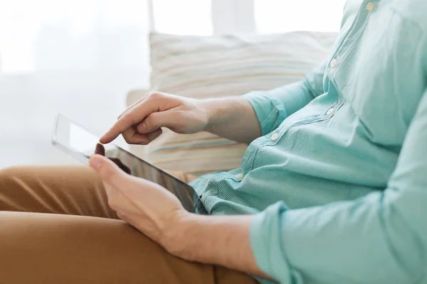 Primer plano del hombre con la computadora de la tableta PC en casa —  Fotos de Stock