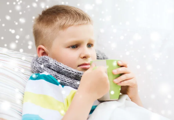 Az influenza az ágyban kupa otthon iszik beteg fiú — Stock Fotó