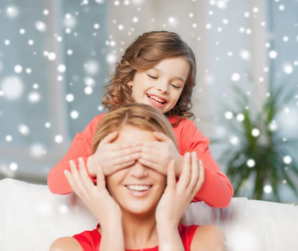 Mãe feliz e filha se divertindo em casa — Fotografia de Stock