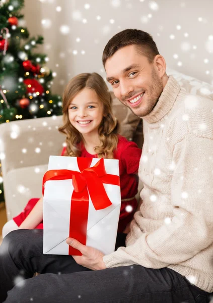 Souriant père et fille tenant boîte cadeau — Photo