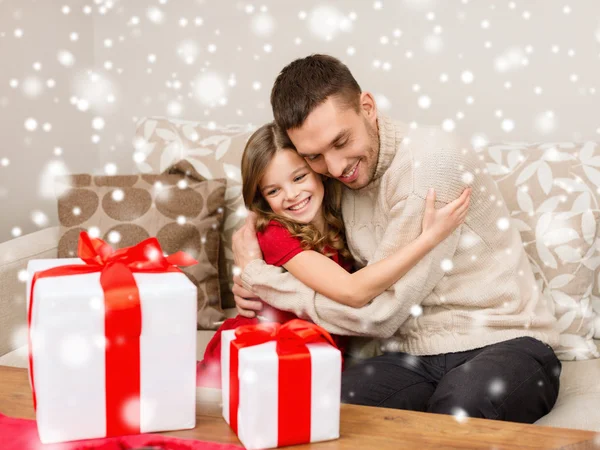 Sorrindo pai e menina com caixas de presente abraçando — Fotografia de Stock