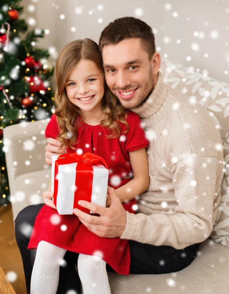 Glimlachend vader en dochter houden doos van de gift — Stockfoto