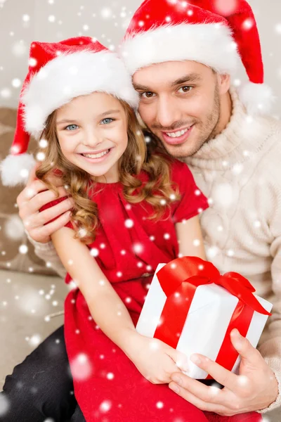 Smiling father and daughter holding gift box — Stock Photo, Image