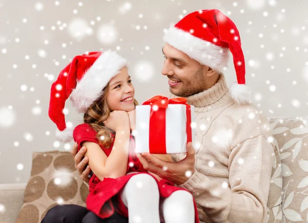 Sorridente padre e figlia in possesso di scatola regalo — Foto Stock