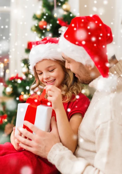 Sonriente padre e hija sosteniendo caja de regalo —  Fotos de Stock