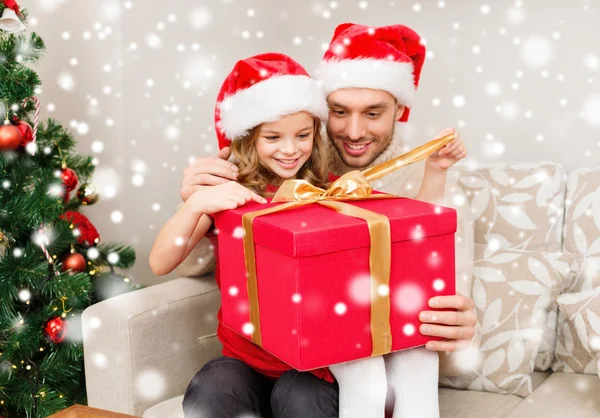 微笑着的父亲和女儿捧着礼物的盒子 — 图库照片