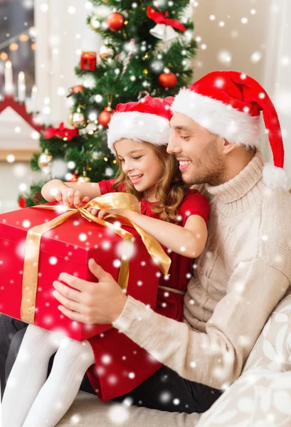Sorridente padre e figlia in possesso di scatola regalo — Foto Stock