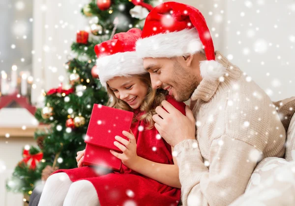 Sorrindo pai e filha segurando caixa de presente — Fotografia de Stock