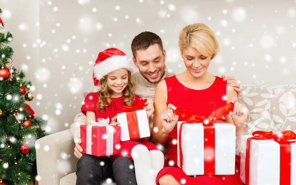 Sorrindo família segurando muitas caixas de presente — Fotografia de Stock