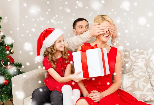 Familia sonriente con caja de regalo — Foto de Stock