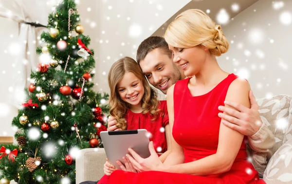 Família sorrindo com tablet pc em casa — Fotografia de Stock