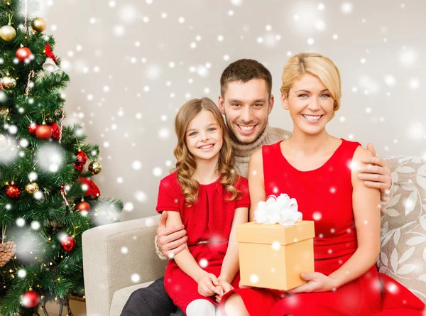 Famiglia sorridente in possesso di scatola regalo — Foto Stock