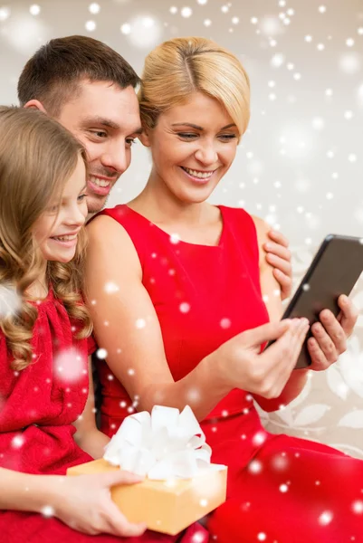 Familia sonriente con tablet pc en casa — Foto de Stock