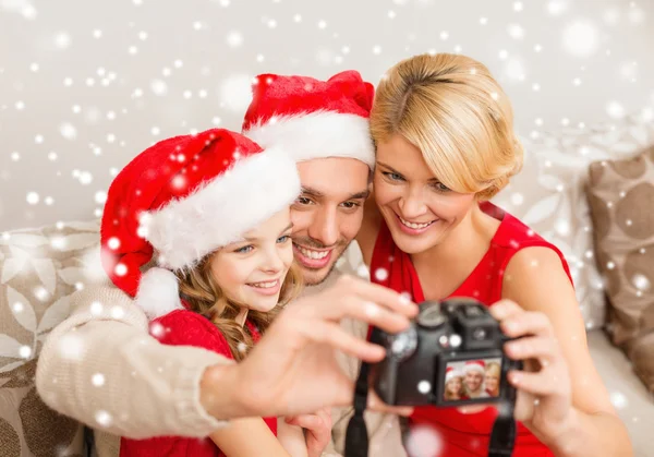 Familia feliz con cámara digital tomando fotos — Foto de Stock