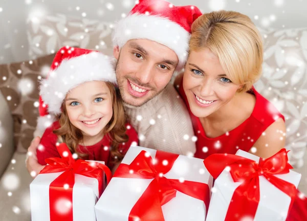 Sorrindo família segurando muitas caixas de presente — Fotografia de Stock